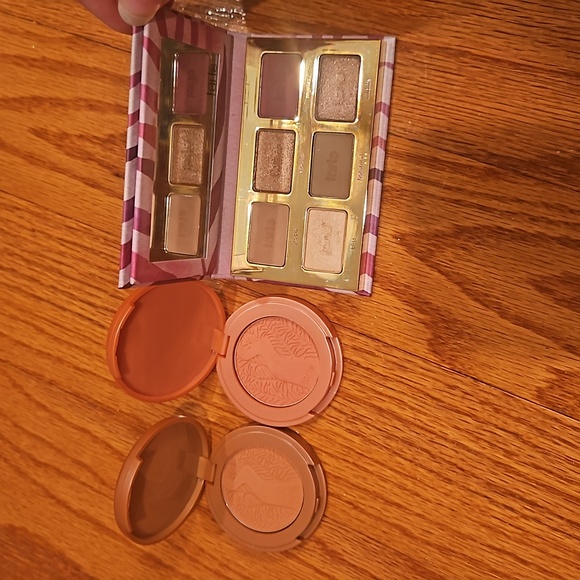 Makeup - Picture 2 of 8